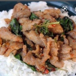 กระเพราหมูชิ้นราดข้าว