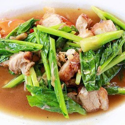 คะน้าหมูกรอบ กับข้าว