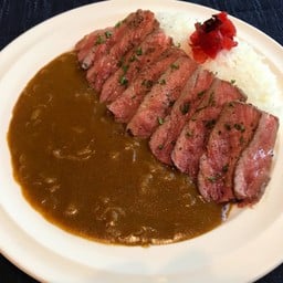 ข้าวแกงกะหรี่เนื้อสเต็ก