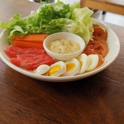 สลัดปูอัดไข่ต้ม