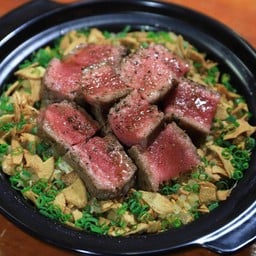 ข้าวผัดเนื้อลูกเต๋ากระเทียมกรอบ