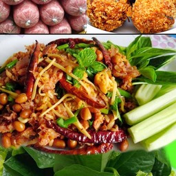 ยำแหนมข้าวทอด ป้าไก่ รามคำแหง 166