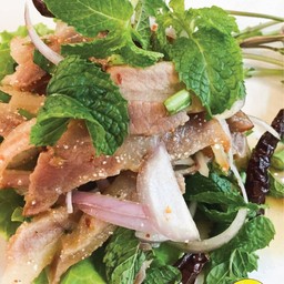 ยำคอหมูย่าง