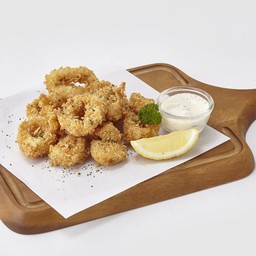 ปลาหมึกชุปแป้งทอด กับซอสทาทาร์