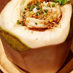 ข้าวผัดกุ้งเนื้อมะพร้าว