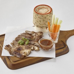 ข้าวเหนียวสันคอหมูย่างจิ้มแจ่ว