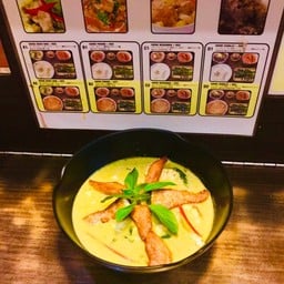 บะหมี่เขียวหวานไก่หมูทอด