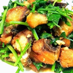 ปลาช่อนทอดผัดใบคึ่นฉ่าย