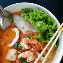 ก๋วยเตี๋ยวต้มยำทะเล นำ้ข้น (มาม่า หรือ เส้นเล็ก)