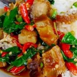 กระเพราหมูกรอบราดข้าว