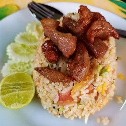 ข้าวผัดใส่ไข่มะเขือเทศหอมใหญ่หอมกรุ่น โรยหน้าด้วยหมูแดดเดียวที่อร่อยมากๆ