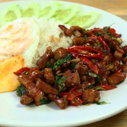 ข้าวราดเนื้อแดดเดียวใบกระเพรากรอบ