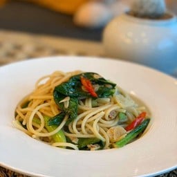 Spaghetti with Anchovies and Brussels Sprouts สปาเกตตีผัดปลาเค็มแอนโชววี และกะหล