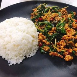 ข้าวกระเพราไข่เยี่ยวม้า