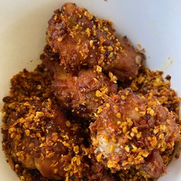 ไก่ทอดสไปซี่ ผงกระเทียมที่เด็ดของร้านคลุกกับน่องไก่ทอด