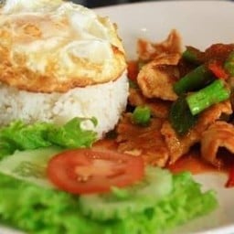 ข้าวราดผัดพริกแกงหมู(ไม่มีไข่ดาว)