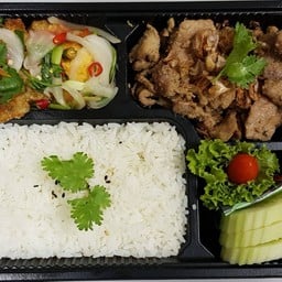 E-102 ข้าว+หมู/ไก่ กระเทียม+ยำไข่ดาว