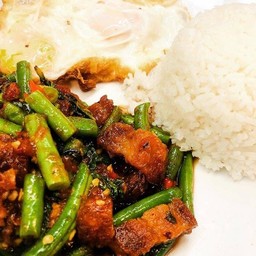 ข้าวราดพริกแกงหมูกรอบ
