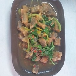 กระเพราหมูกรอบ
