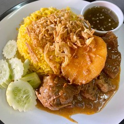 ข้าวหมกราดมัสมั่นเนื้อ