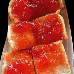 ขนมปังปิ้ง เนย แยมสตอเบอรี่