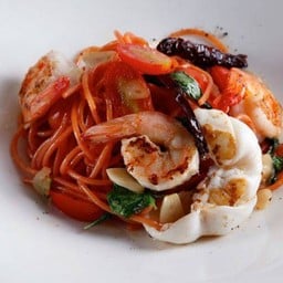 สปาเก็ตตี้เส้นบีทรูท ผัดทะเลรวม รสจัดจ้าน
