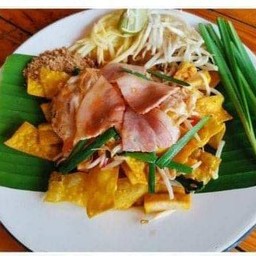 เกี๊ยวกรอบผัดไทยเบคอน