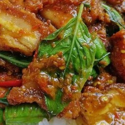 ผัดเผ็ดหมูกรอบ