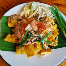 เกี๊ยวกรอบผัดไทยกุ้งสด