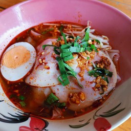 ก๋วยเตี๋ยวหมูเบคอนต้มยำ