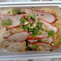 บะหมี่เกี๊ยวหมูแดง เส้นหอมเกี๊ยวนุ่มพร้อมด้วยหมูแดงอบนุ่มลิ้นกันเลยค่ะ