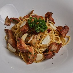 สปาเก็ตตี้ AOP  หมูกรอบ