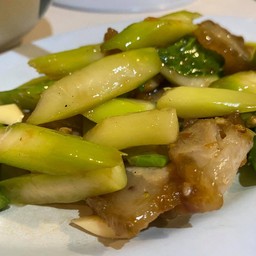 คะน้าหมูกรอบ