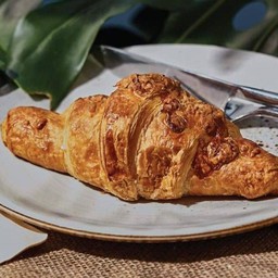 ครัวซองไก่แผ่นรมควันชีส