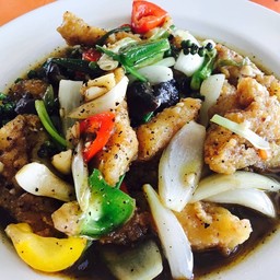 ปลาบึกผัดพริกไทยดำ