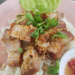 ข้าวหมูกรอบทอดกะเทียม