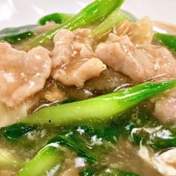 ราดหน้าหมูเส้นใหญ่