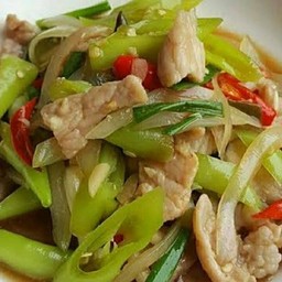 ผัดพริกหยวกราดข้าว