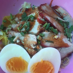 บะหมี่แห้งหมูแดง+ไข่+หมูกรอบ