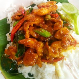 ผัดพริกแกงราดข้าว