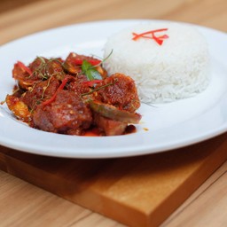 ข้าวผัดพริกแกงหมูกรอบ