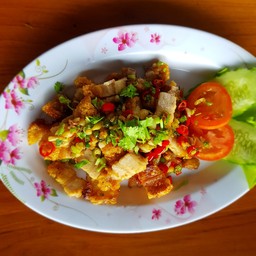 หมูกรอบคั่วพริกเกลือ (stir fried crispy pork with chilli and salt)