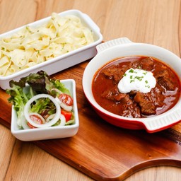 สตูว์กูลาชเนื้อพร้อมเส้นตาเลียเตเล่