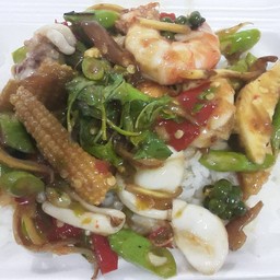 ผัดขื้เมาทะเลราดข้าว