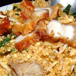 ผัดไทยหมูกรอบเส้นจันทร์