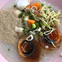 โจ๊กหมูใส่ไข่ กับ ไม่ใส่ไข่ มีทั้งไข่ลวก ไข่ออนเซ็นหรือไข่สุกหน่อย มีไข่เยี่ยวม้