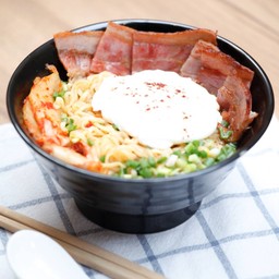 บะหมี่ซุปกิมจิใส่เบคอน