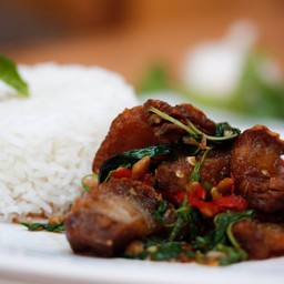 ข้าวกระเพราหมูกรอบ