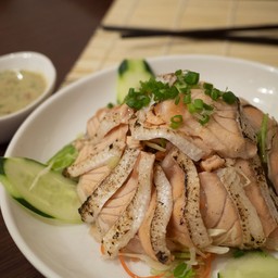 ยำแซลม่อนอังไฟสไลซ์บาง