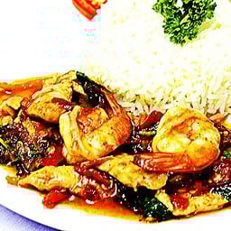 ข้าวกะเพรา กุ้ง หรือ ปลาหมึก